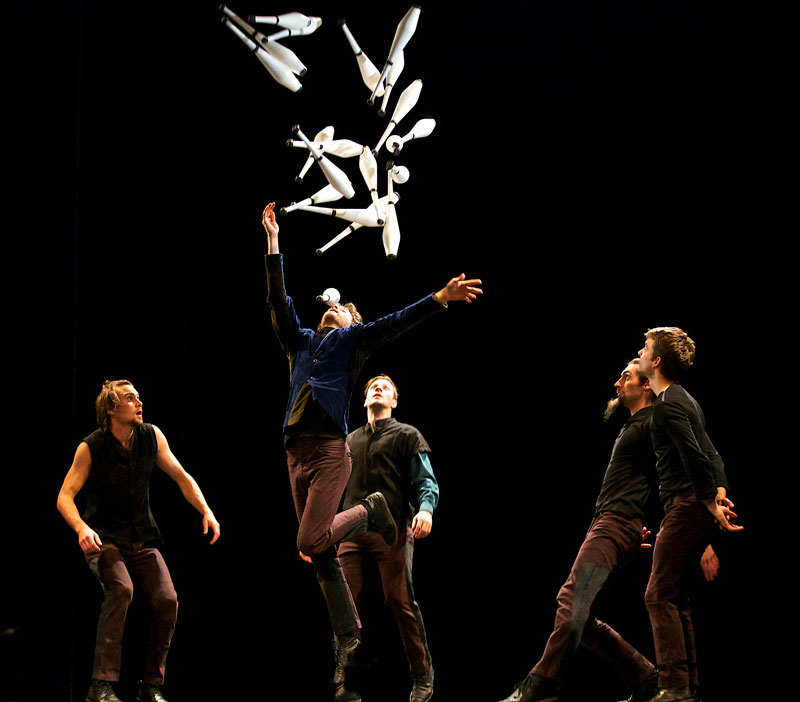 Les Objets Volants : Liaison Carbone, spectacle de jonglage avec massues