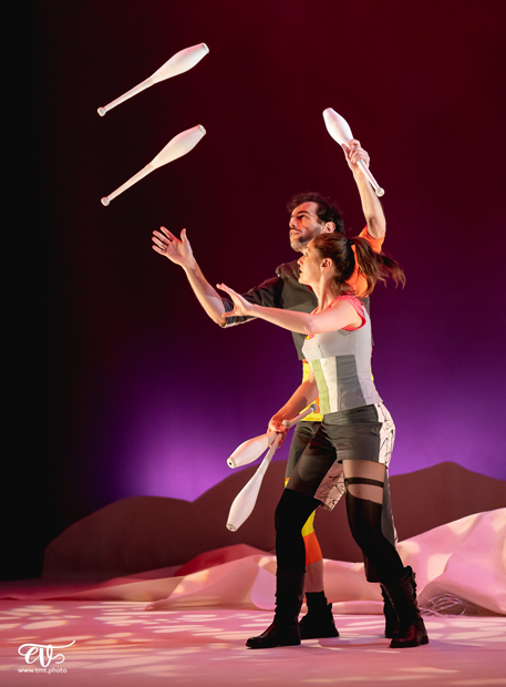 Les Objets Volants : Majipoor, spectacle de jonglage onirique et fantastique, duo avec massues