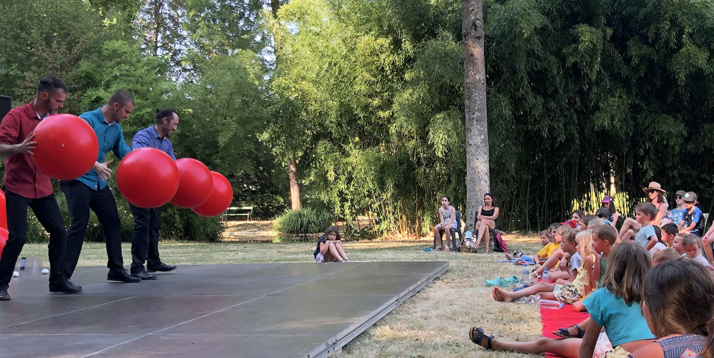 Les Objets Volants: Catch 22 - jonglage avec ballons