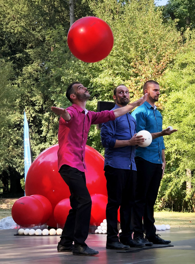 Les Objets Volants : Bubble Puzzle - spectacle de jonglage avec ballons