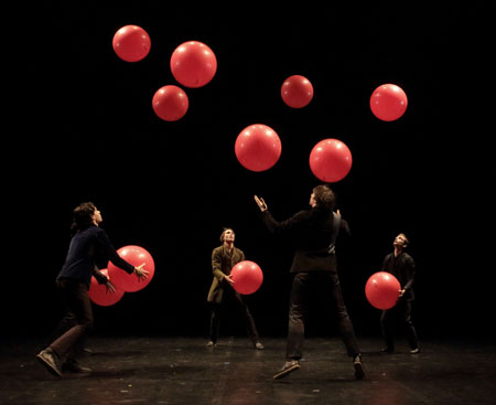 Les Objets Volants : Liaison Carbone - spectacle de jonglage chorégraphique organique et épuré
