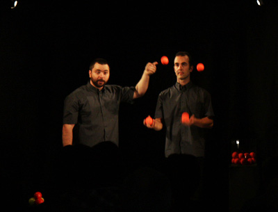 Les Objets Volants: Spectacle de Poche - jonglage pour les petits espaces