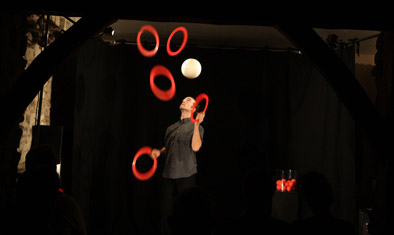 Les Objets Volants: Spectacle de Poche - jonglage pour les petits espaces